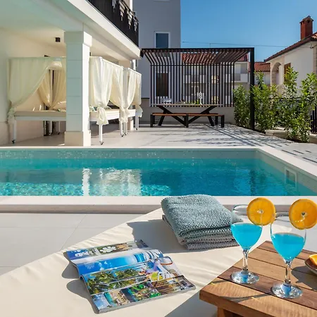 Luxury De Mar With Pool トロギール