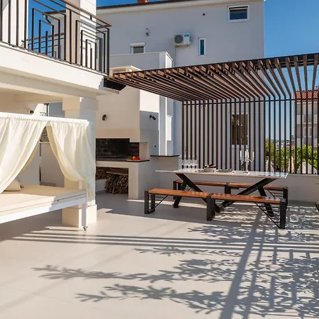 Luxury De Mar With Pool ヴィラ トロギール