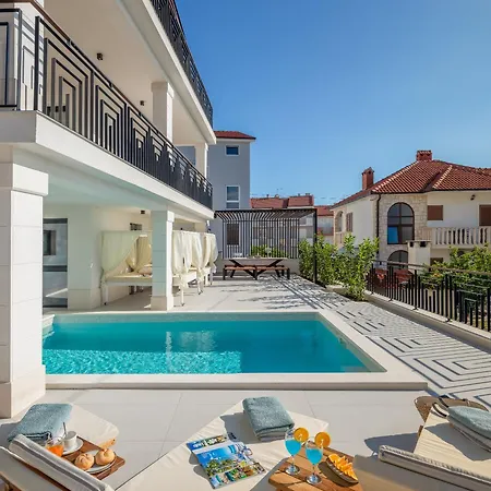 Luxury De Mar With Pool トロギール