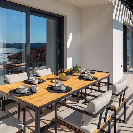 Luxury De Mar With Pool トロギール